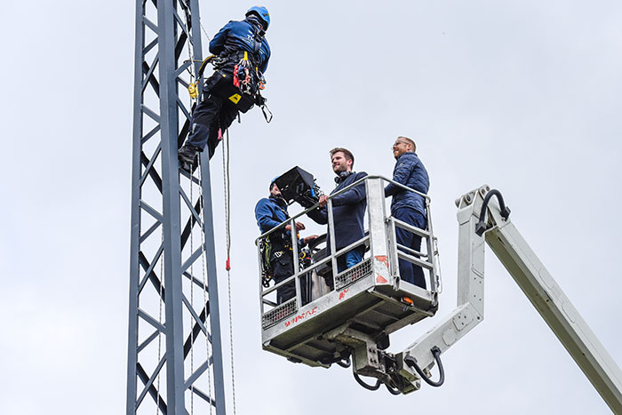 Mitarbeiter von müllereffekt beim Videodreh auf einem Steiger.