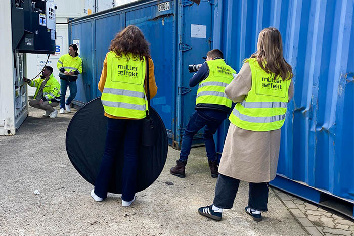 Das Team von müllereffekt bei der Aufnahme von Fotos für einen Social Media Account.
