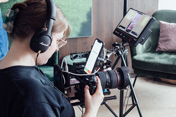 Eine Mitarbeiterin von müllereffekt beim Dreh für Instagram